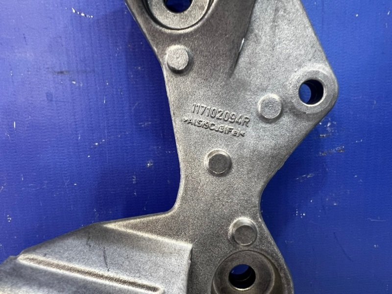 Кронштейн генератора Renault H4M