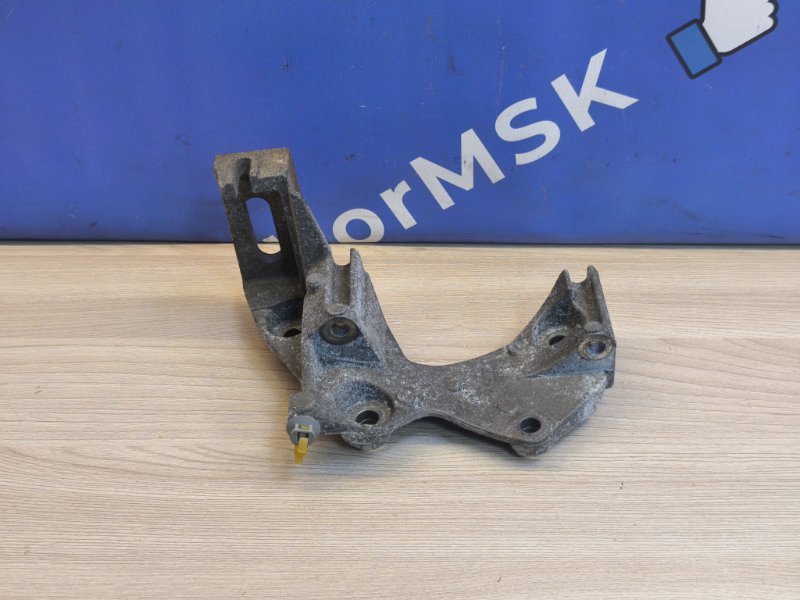 Кронштейн генератора Renault Arkana (б/у) Кронштейн генератора Renault Arkana (б/у)