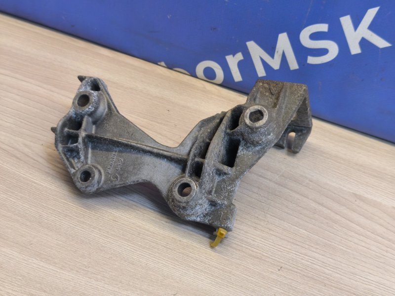 Кронштейн генератора Renault Arkana (б/у) Кронштейн генератора Renault Arkana (б/у)