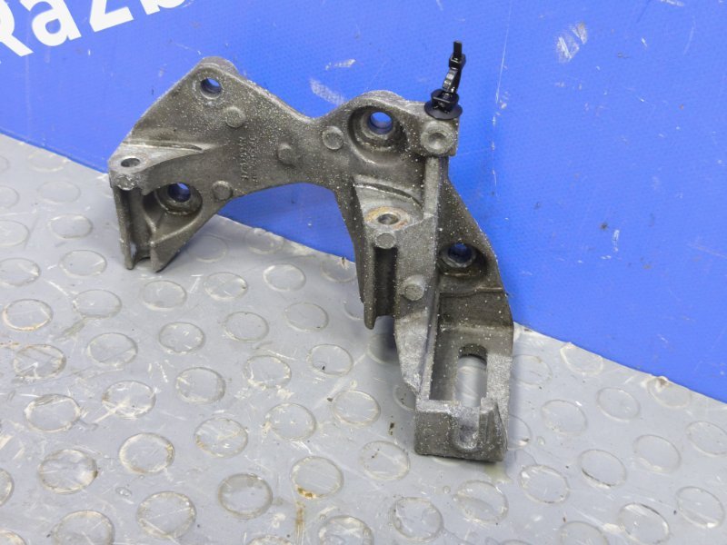 Кронштейн генератора Renault Kaptur (б/у) Кронштейн генератора Renault Kaptur (б/у)