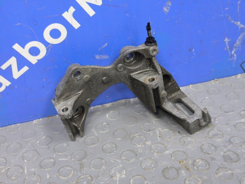 Кронштейн генератора Renault Kaptur (б/у) Кронштейн генератора Renault Kaptur (б/у)