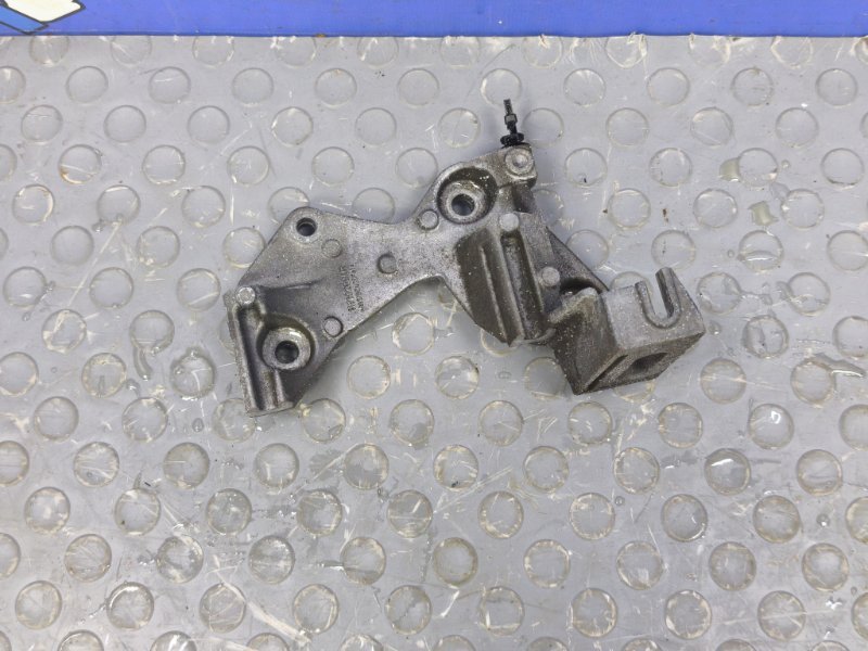 Кронштейн генератора Renault Kaptur (б/у) Кронштейн генератора Renault Kaptur (б/у)