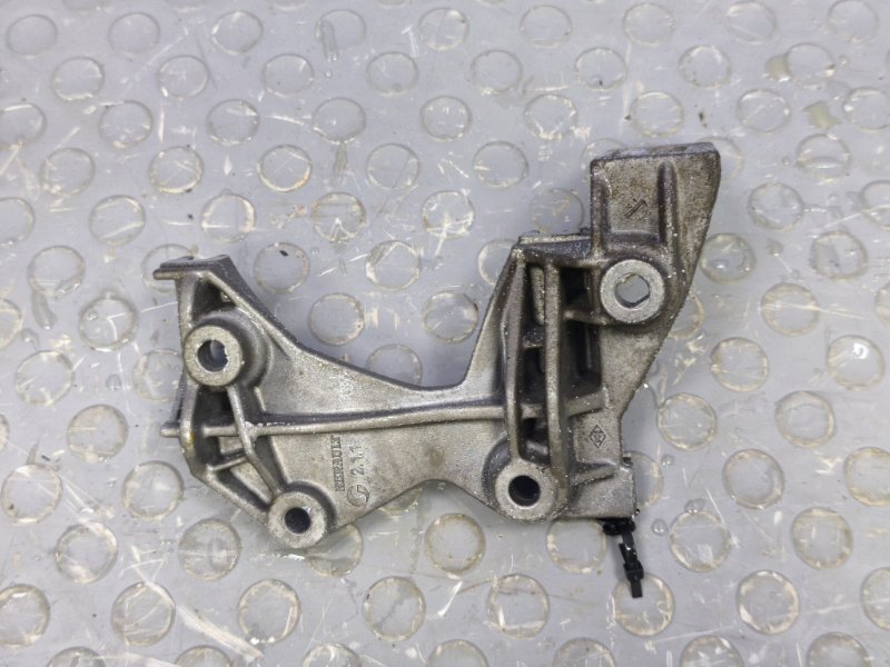 Кронштейн генератора Renault Kaptur (б/у) Кронштейн генератора Renault Kaptur (б/у)