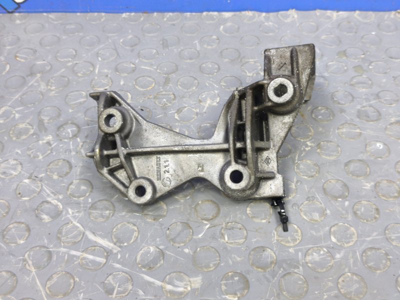 Кронштейн генератора Renault Kaptur (б/у) Кронштейн генератора Renault Kaptur (б/у)