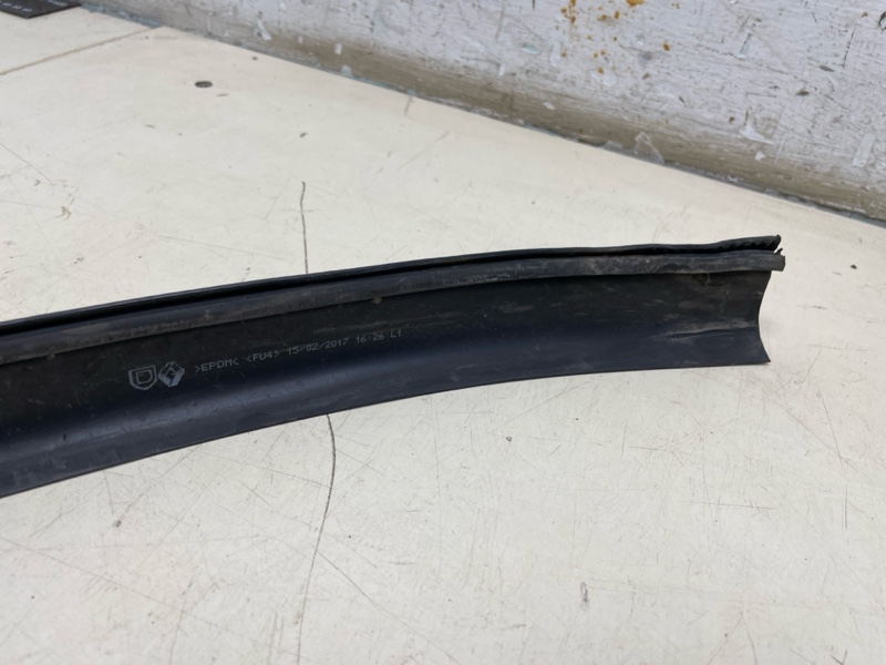 Молдинг крыши RENAULT Logan 2 поколение K7M812 2017 (б/у)