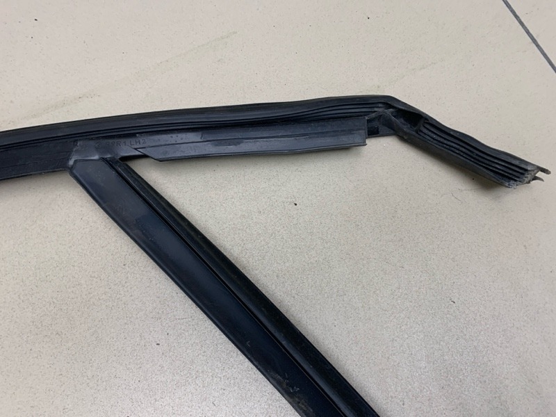 Уплотнитель стекла двери FORD MONDEO 4 поколение СЕДАН 2.0L DURATEC-HE (145PS) - MI4 2010 перед. (б/у) Уплотнитель стекла двери FORD MONDEO 4 поколение СЕДАН 2.0L DURATEC-HE (145PS) - MI4 2010 перед. (б/у)