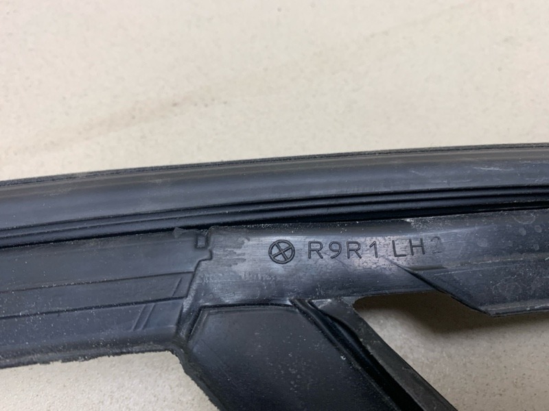 Уплотнитель стекла двери FORD MONDEO 4 поколение СЕДАН 2.0L DURATEC-HE (145PS) - MI4 2010 перед. (б/у) Уплотнитель стекла двери FORD MONDEO 4 поколение СЕДАН 2.0L DURATEC-HE (145PS) - MI4 2010 перед. (б/у)