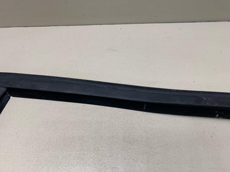 Уплотнитель стекла двери FORD MONDEO 4 поколение СЕДАН 2.0L DURATEC-HE (145PS) - MI4 2010 задн. лев. (б/у)