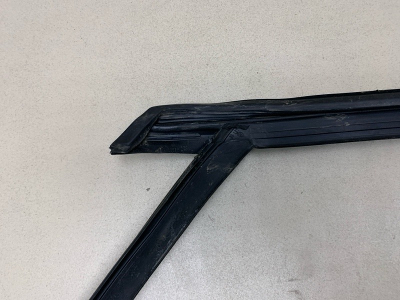 Уплотнитель стекла двери FORD MONDEO 4 поколение СЕДАН 2.0L DURATEC-HE (145PS) - MI4 2010 задн. лев. (б/у)