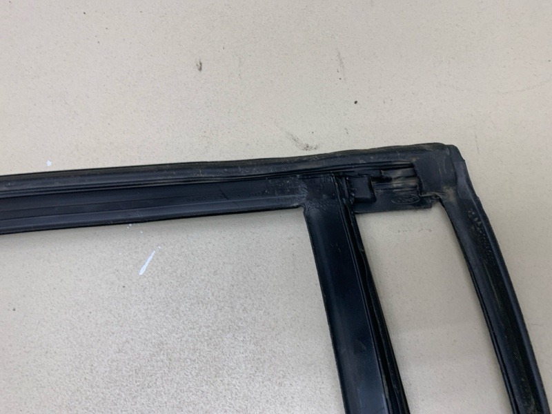 Уплотнитель стекла двери FORD MONDEO 4 поколение СЕДАН 2.0L DURATEC-HE (145PS) - MI4 2010 задн. лев. (б/у)