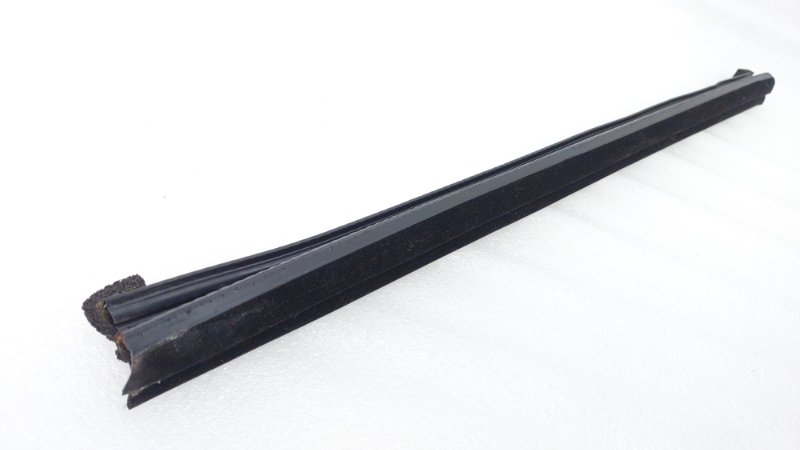 Уплотнитель стекла двери Ford Mondeo CD391 S7CB 2015 задн. лев. (б/у) Уплотнитель стекла двери Ford Mondeo CD391 S7CB 2015 задн. лев. (б/у)