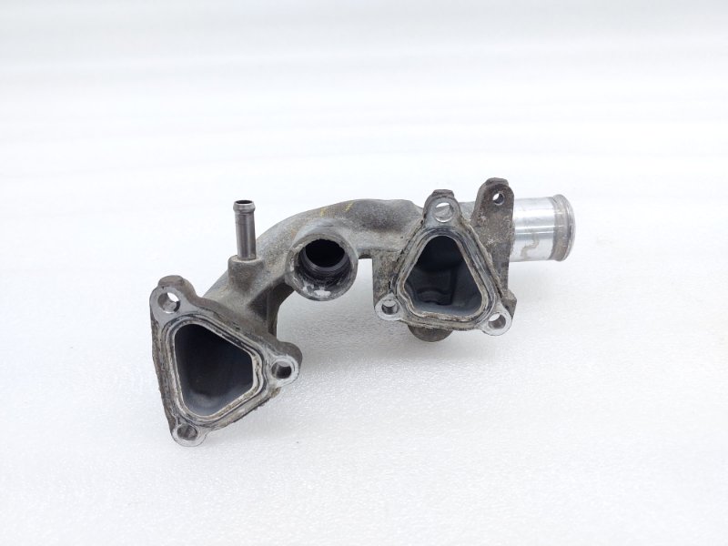 Фланец системы охлаждения Toyota Highlander GSU45L 2GRFE 2011 (б/у)