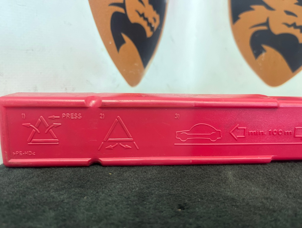 Знак аварийной остановки Audi Q7 4L CJT 3.0 TFSI 2010 (б/у) Знак аварийной остановки Audi Q7 4L CJT 3.0 TFSI 2010 (б/у)