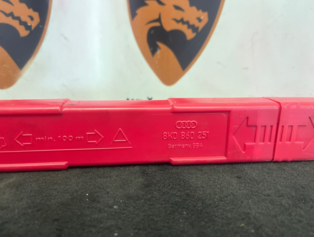 Знак аварийной остановки Audi Q7 4L CJT 3.0 TFSI 2010 (б/у) Знак аварийной остановки Audi Q7 4L CJT 3.0 TFSI 2010 (б/у)