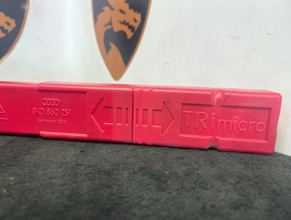 Знак аварийной остановки Audi Q7 4L CJT 3.0 TFSI 2010 (б/у) Знак аварийной остановки Audi Q7 4L CJT 3.0 TFSI 2010 (б/у)