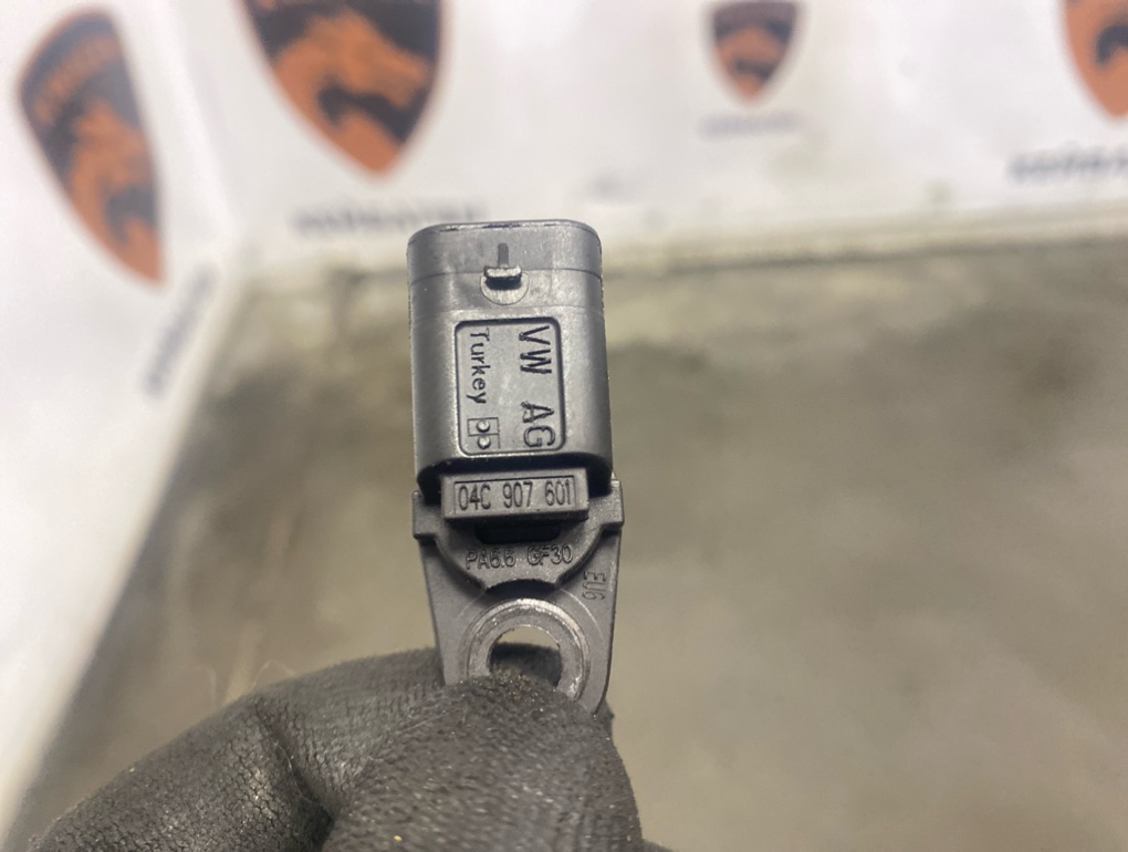 Датчик положения коленвала Skoda Octavia A7 CJS 1.8 TURBO 2013 (б/у) Датчик положения коленвала Skoda Octavia A7 CJS 1.8 TURBO 2013 (б/у)