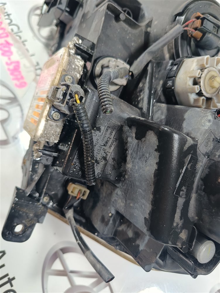 Фара SUZUKI ESCUDO TDA4W J24B 2011 перед. прав. (б/у) Фара SUZUKI ESCUDO TDA4W J24B 2011 перед. прав. (б/у)