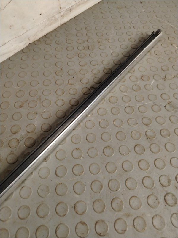 Уплотнитель стекла двери ford mondeo СЕДАН AOBA 2008 перед. прав. (б/у)