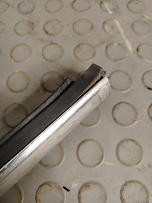 Уплотнитель стекла двери ford mondeo СЕДАН AOBA 2008 перед. прав. (б/у)