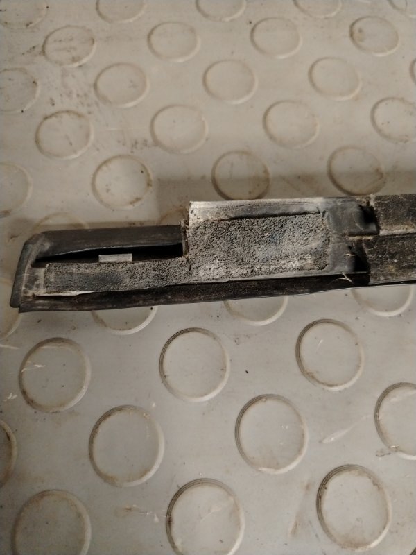 Уплотнитель стекла двери ford mondeo СЕДАН AOBA 2008 перед. прав. (б/у)