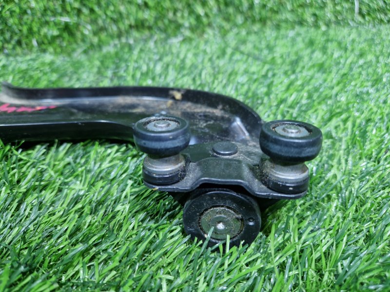 Ролик раздвижной двери HYUNDAI GRAND STAREX TQ D4CB 2015 задн. лев. (б/у)