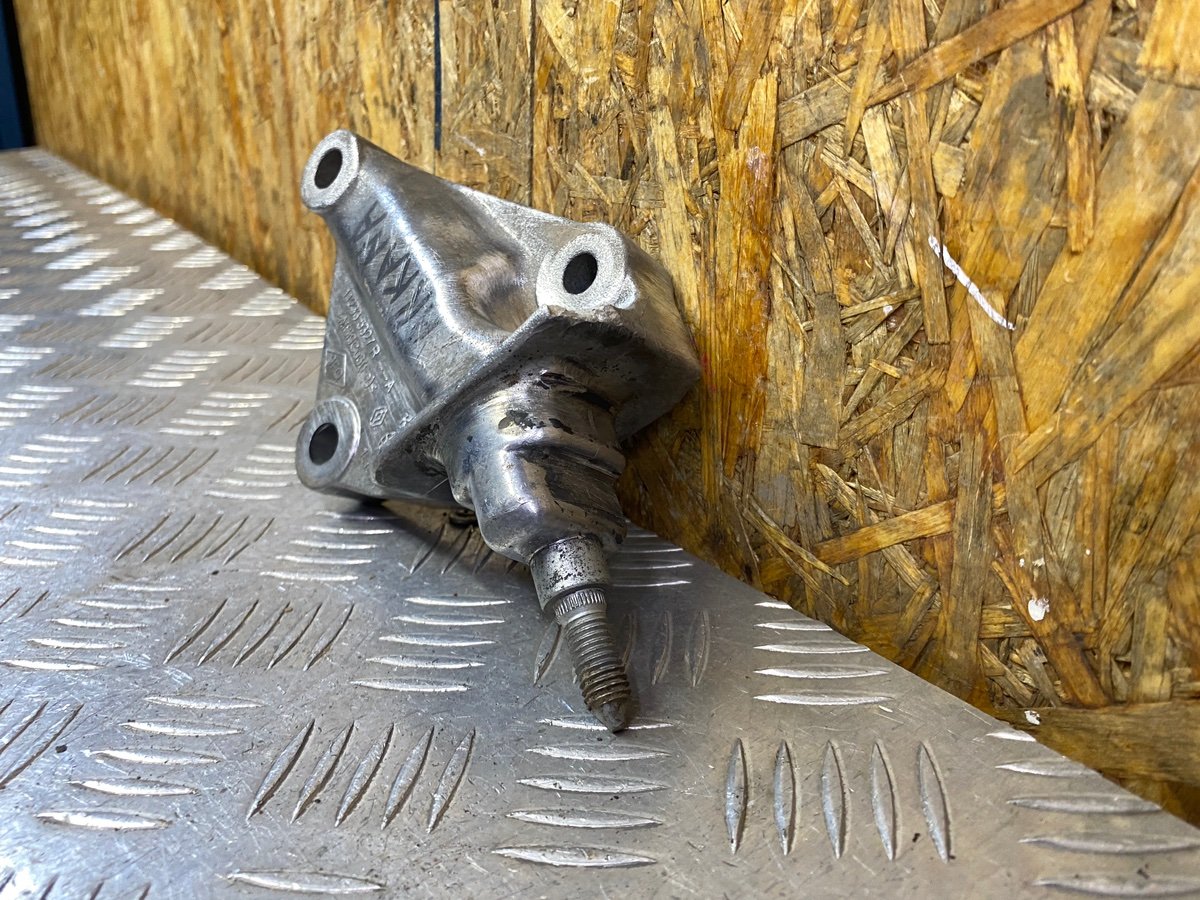 Кронштейн КПП Renault Arkana 1.3 H5H 2020 (б/у) Кронштейн КПП Renault Arkana 1.3 H5H 2020 (б/у)