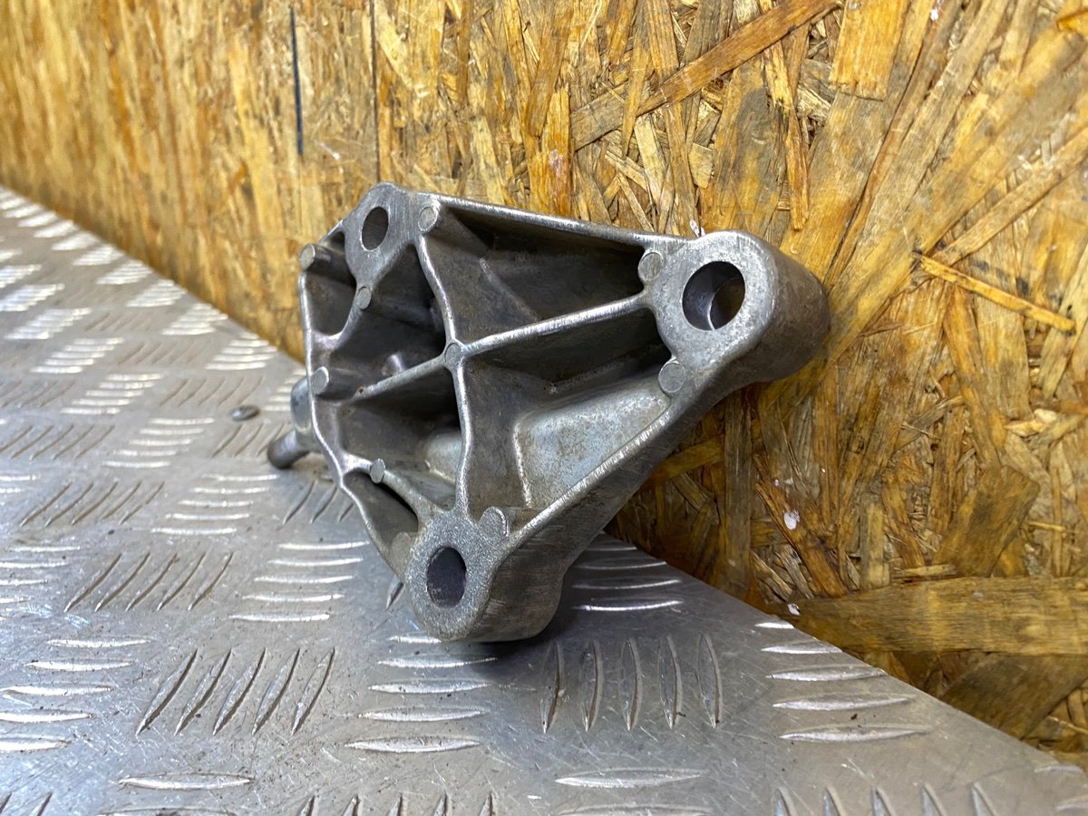 Кронштейн КПП Renault Arkana 1.3 H5H 2020 (б/у) Кронштейн КПП Renault Arkana 1.3 H5H 2020 (б/у)