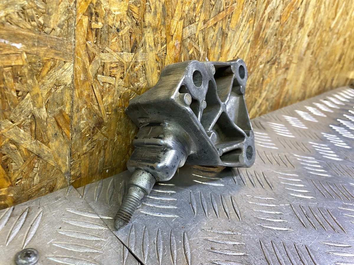 Кронштейн КПП Renault Arkana 1.3 H5H 2020 (б/у) Кронштейн КПП Renault Arkana 1.3 H5H 2020 (б/у)