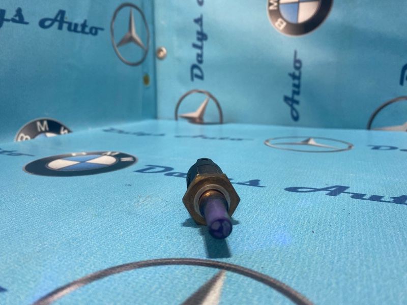 Датчик температуры охлаждающей жидкости BMW 525i E39 LCI M54B25 2003 (б/у) Датчик температуры охлаждающей жидкости BMW 525i E39 LCI M54B25 2003 (б/у)