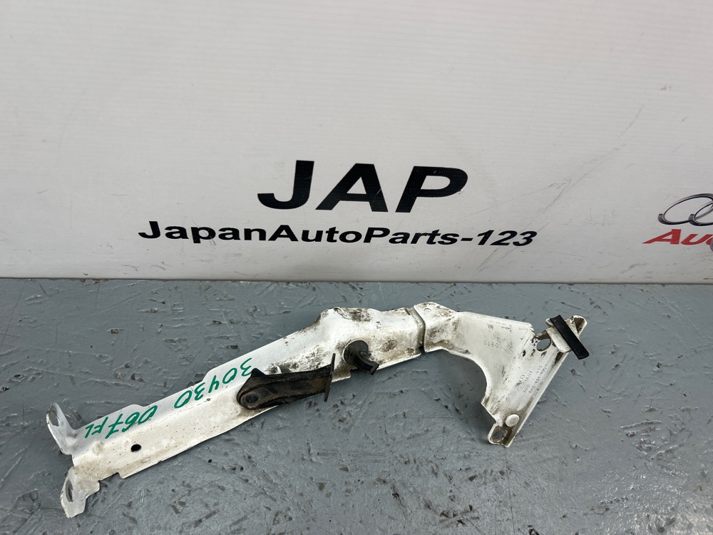 Кронштейн крыла Audi A4 2010 перед. лев. (б/у)