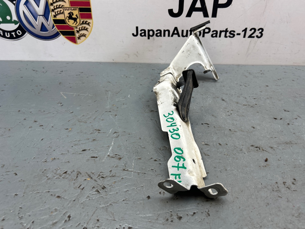 Кронштейн крыла Audi A4 2010 перед. лев. (б/у)