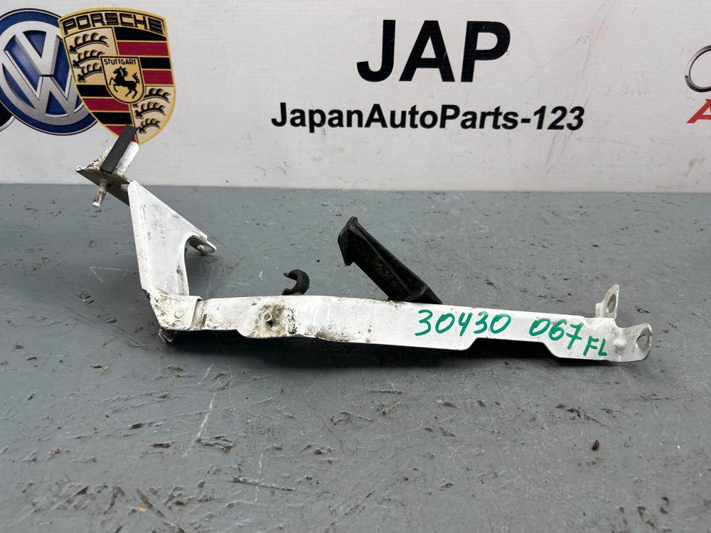 Кронштейн крыла Audi A4 2010 перед. лев. (б/у)