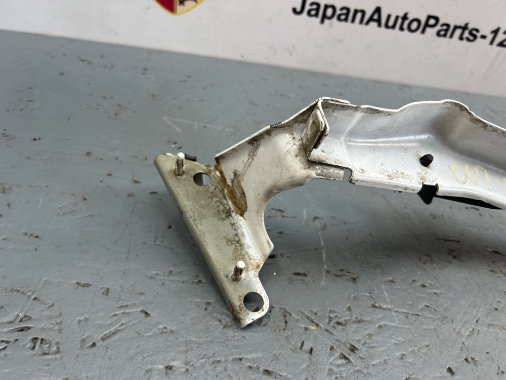 Кронштейн крыла Audi A4 2010 перед. лев. (б/у)