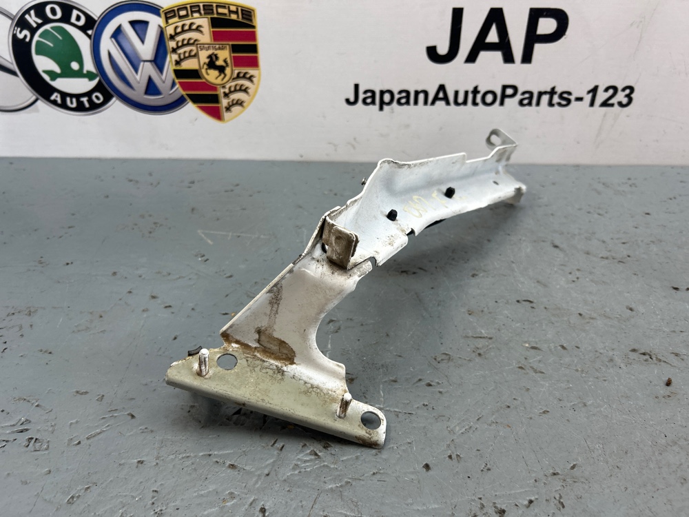 Кронштейн крыла Audi A4 2010 перед. лев. (б/у)