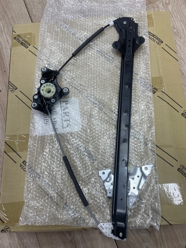 Стеклоподъемник электр. передний правый TOYOTA LAND CRUISER 300 2021 перед. прав.