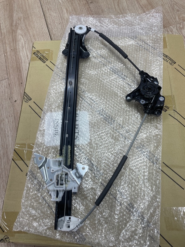 Стеклоподъемник электр. передний правый TOYOTA LAND CRUISER 300 2021 перед. прав.