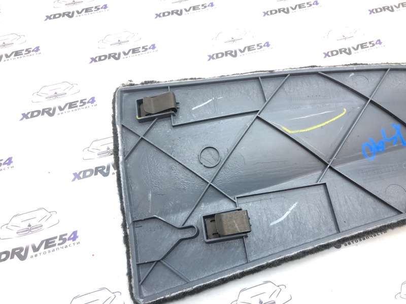 Обшивка центральной консоли правая X5 2010 E70 N55B30
