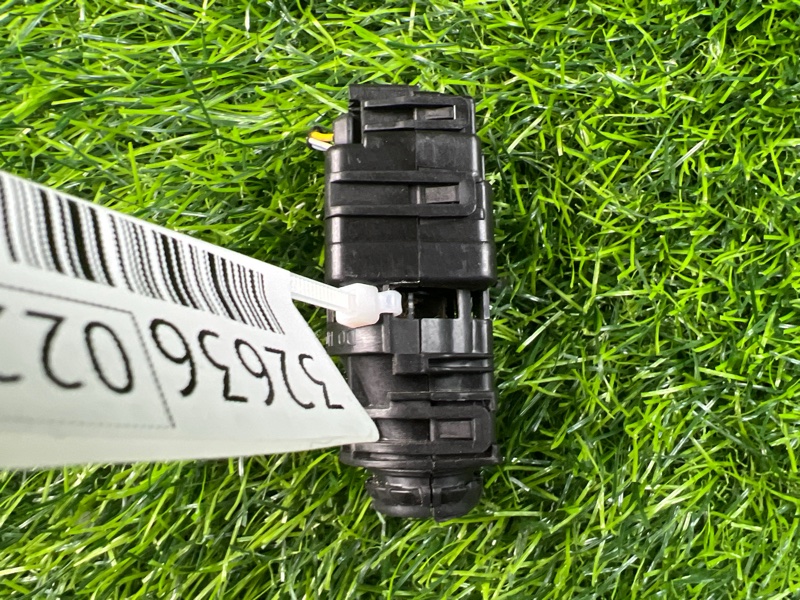 Датчик температуры воздуха Ford Focus 3 CB8 MGDA 2015 (б/у) Датчик температуры воздуха Ford Focus 3 CB8 MGDA 2015 (б/у)