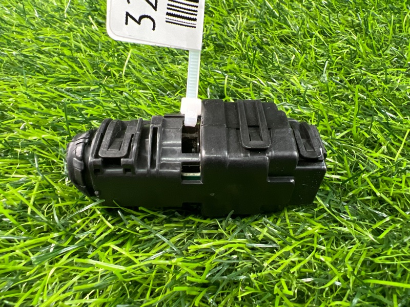 Датчик температуры воздуха Ford Focus 3 CB8 MGDA 2015 (б/у) Датчик температуры воздуха Ford Focus 3 CB8 MGDA 2015 (б/у)