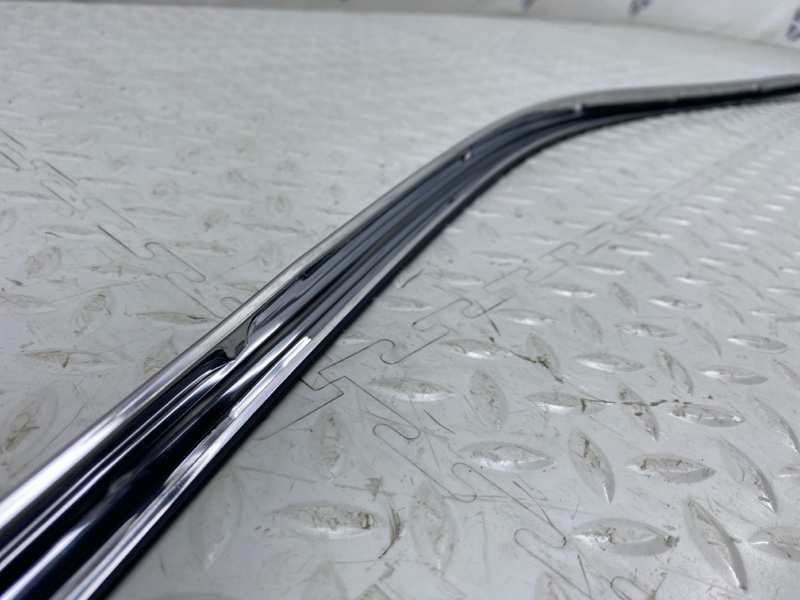 Молдинг двери Lexus UX 250H 200/250H 2000CC 16-VALVE DOHC 2020 перед. лев. (б/у)