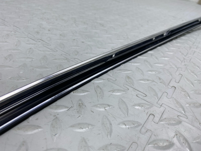 Молдинг двери Lexus UX 250H 200/250H 2000CC 16-VALVE DOHC 2020 перед. лев. (б/у)