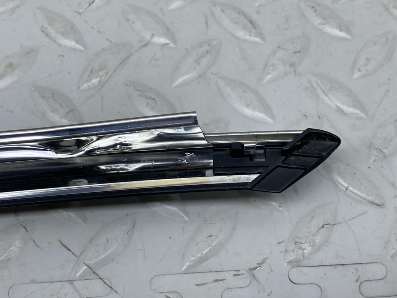 Молдинг двери Lexus UX 250H 200/250H 2000CC 16-VALVE DOHC 2020 перед. лев. (б/у)