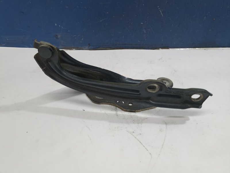 Петля капота Skoda Octavia A7 2015 прав. (б/у) Петля капота Skoda Octavia A7 2015 прав. (б/у)