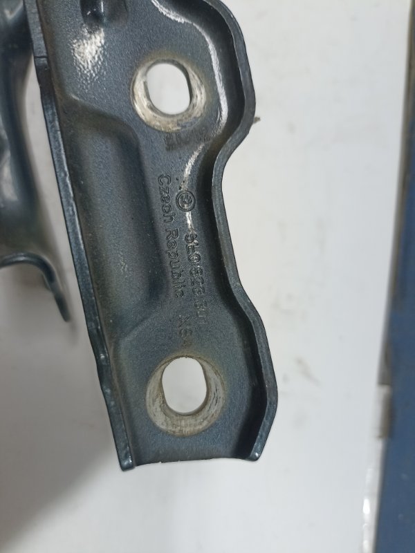 Петля капота Skoda Octavia A7 2015 прав. (б/у) Петля капота Skoda Octavia A7 2015 прав. (б/у)