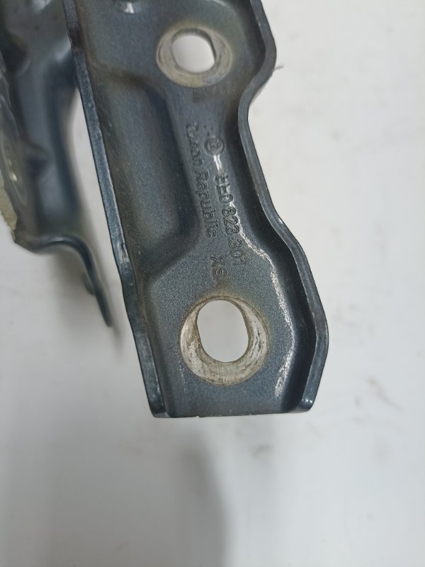 Петля капота Skoda Octavia A7 2015 прав. (б/у) Петля капота Skoda Octavia A7 2015 прав. (б/у)