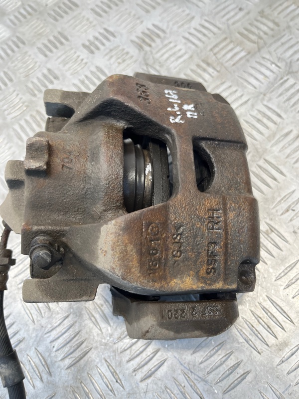 Суппорт тормозной Renault Latitude 2.0 2013 перед. прав. (б/у) Суппорт тормозной Renault Latitude 2.0 2013 перед. прав. (б/у)