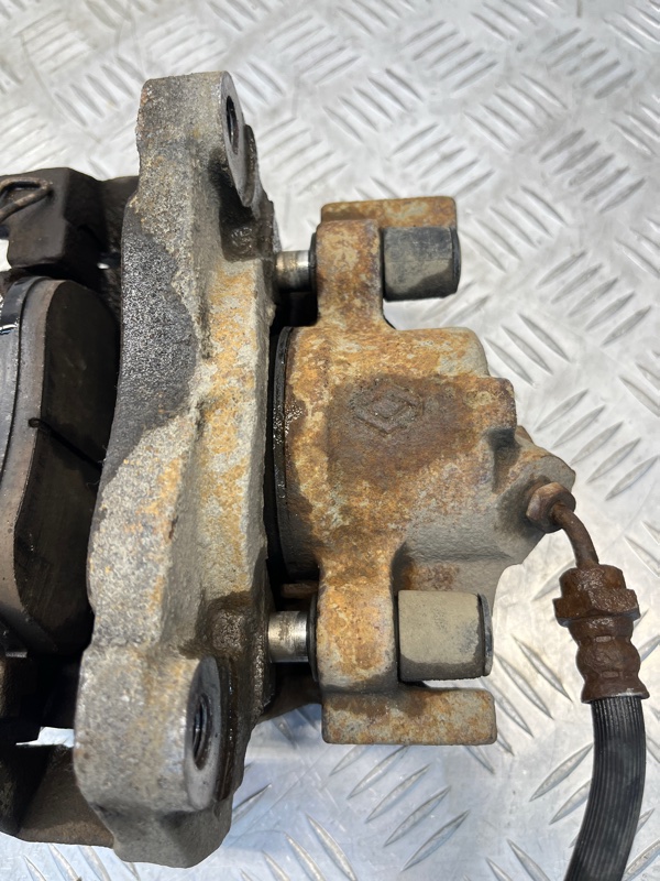 Суппорт тормозной Renault Latitude 2.0 2013 перед. прав. (б/у) Суппорт тормозной Renault Latitude 2.0 2013 перед. прав. (б/у)