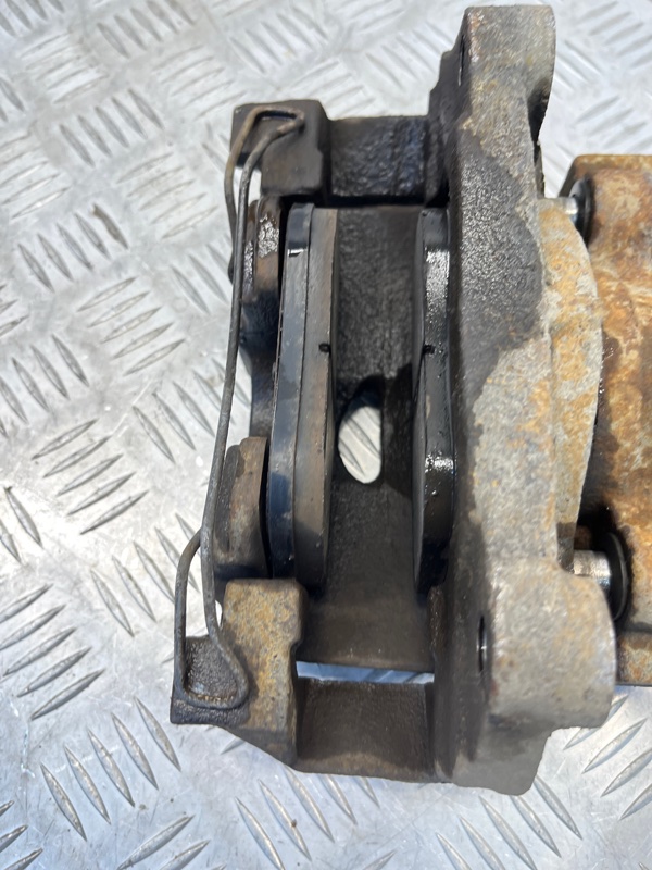 Суппорт тормозной Renault Latitude 2.0 2013 перед. прав. (б/у) Суппорт тормозной Renault Latitude 2.0 2013 перед. прав. (б/у)