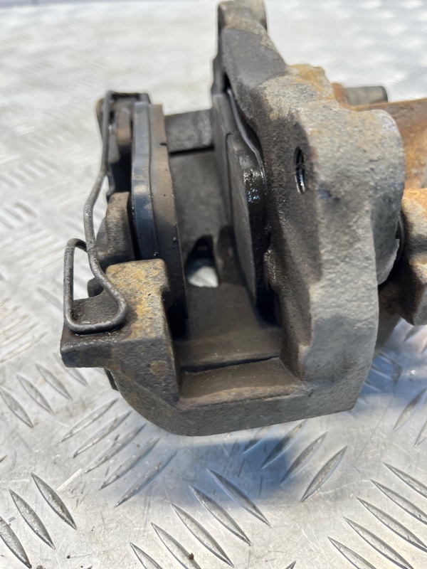 Суппорт тормозной Renault Latitude 2.0 2013 перед. прав. (б/у) Суппорт тормозной Renault Latitude 2.0 2013 перед. прав. (б/у)