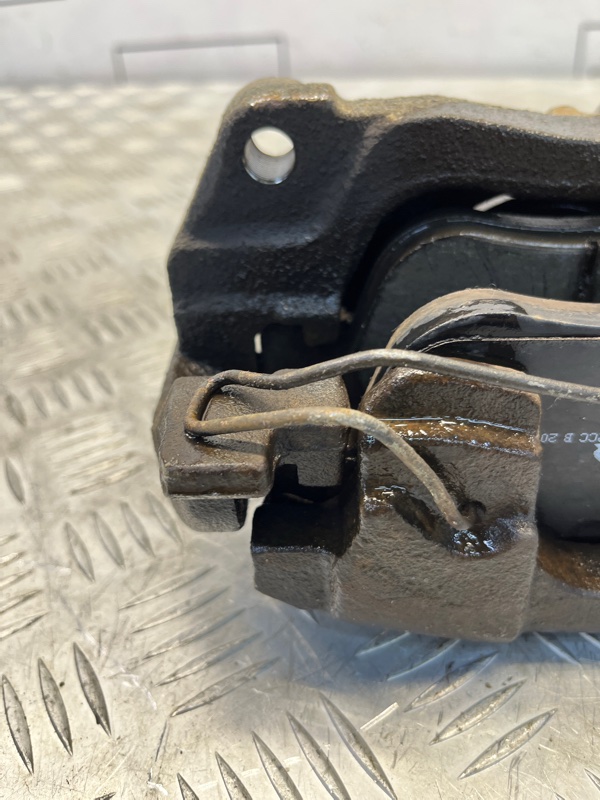 Суппорт тормозной Renault Latitude 2.0 2013 перед. прав. (б/у) Суппорт тормозной Renault Latitude 2.0 2013 перед. прав. (б/у)